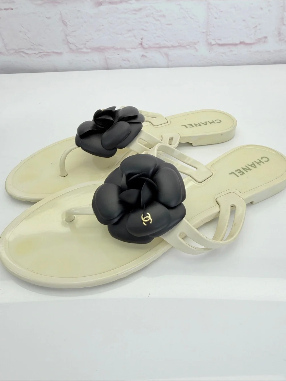 Chanel White/Black Camellia Flower Thong Sandals Size 8.5/39